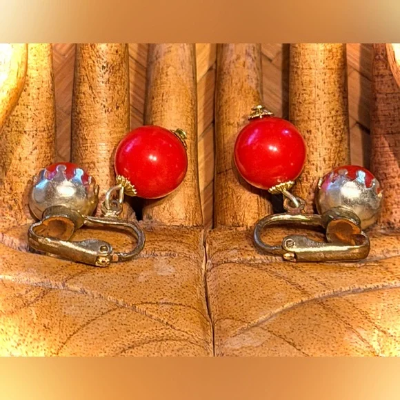 Elegant Vintage Red Clip-On Earrings - Picture 3 of 7